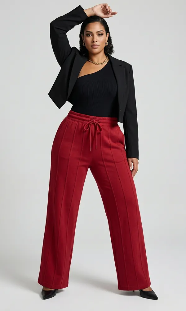Pantalón Selena rojo en una mujer de curvas, de frente